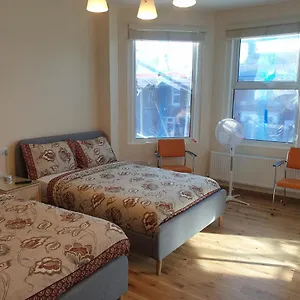 Apartamento Luxury Spacious 2 Bedroom 4 Mins From Ilford Stn. Free Parking, Londres